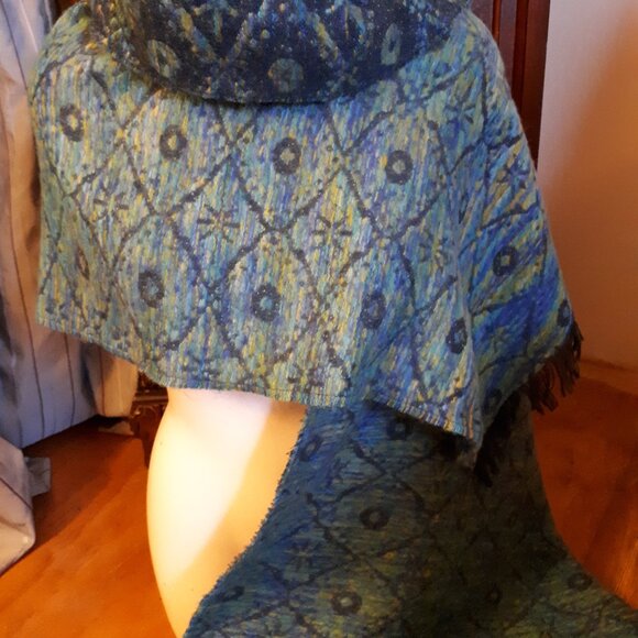 Beautiful Shawl by Etereo - Vivid colors of turquoise and green - Picture 4 of 8